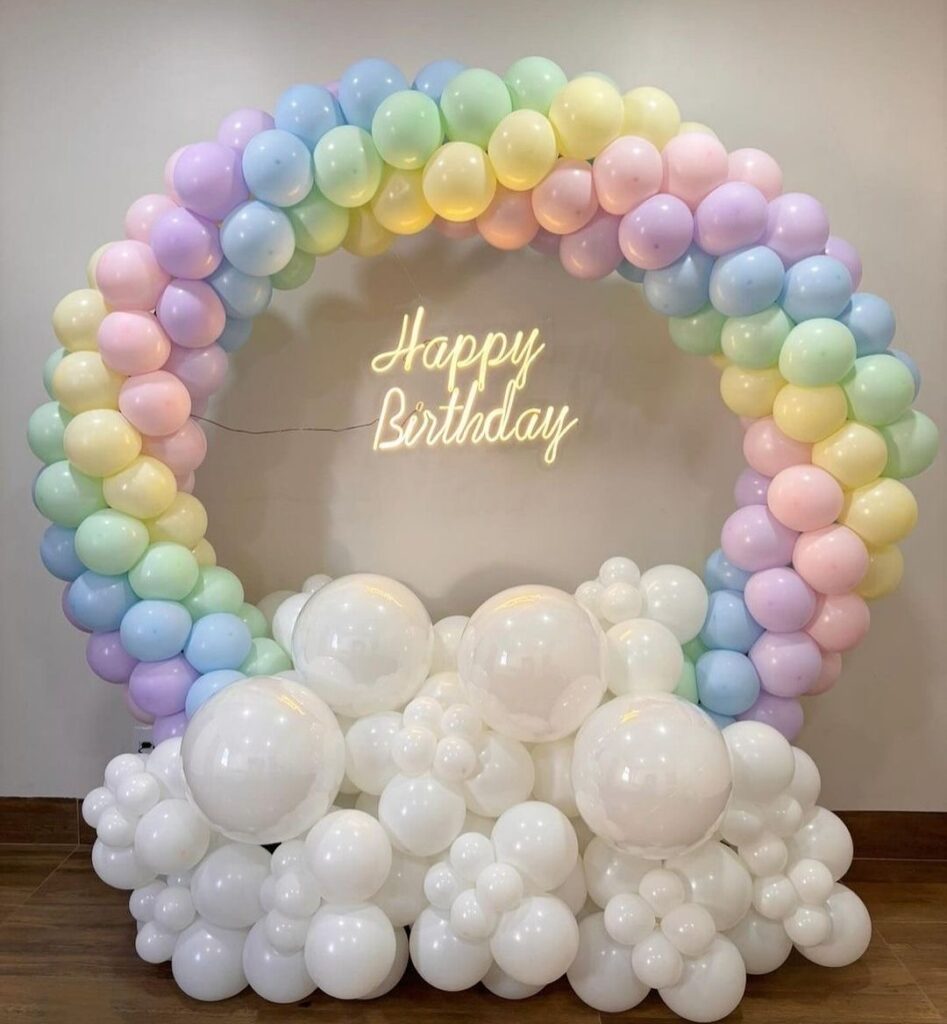 Arche ronde arc en ciel pour un anniversaire