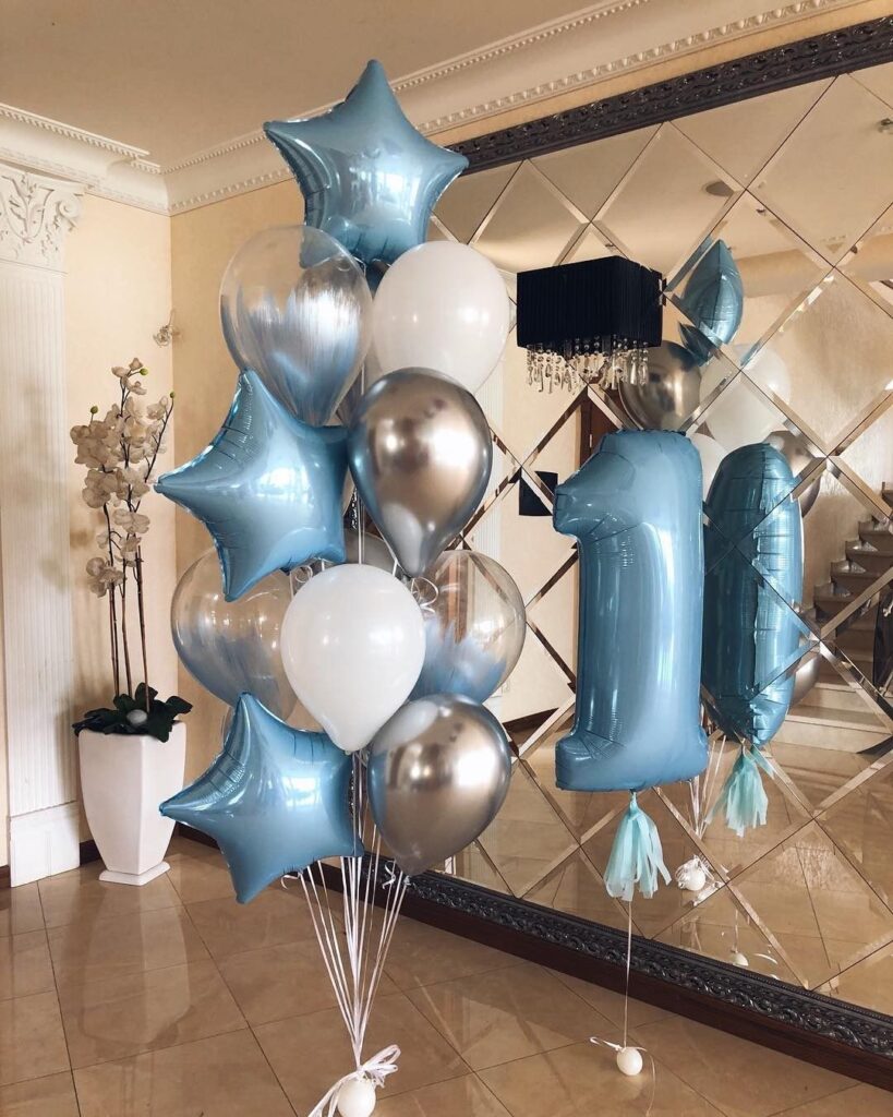 Ballon héluim bleu et blanc pour un anniversaire