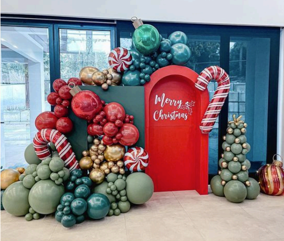 Scénographie de ballon vert rouge et or pour Noël